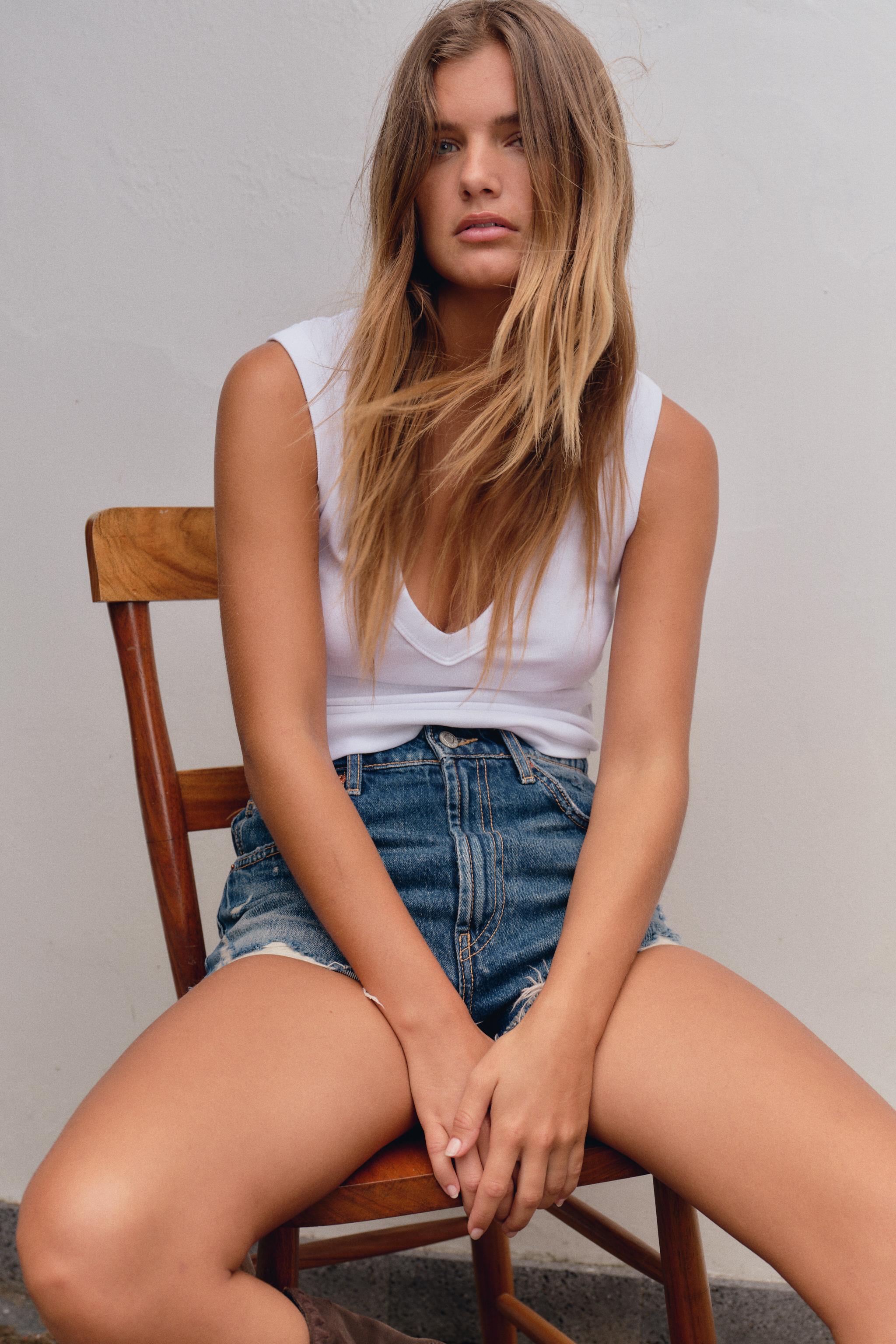 T-SHIRT DÉCOLLETÉ EN V